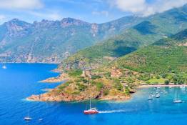 Korsika_catamaran-sailing-out-of-beautiful-girolata-bay-with-azure-sea-water-corsica-island-france-1-600x400.jpg