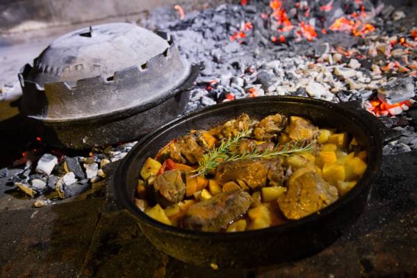 Peka traditionelles Essen under the bell.jpg