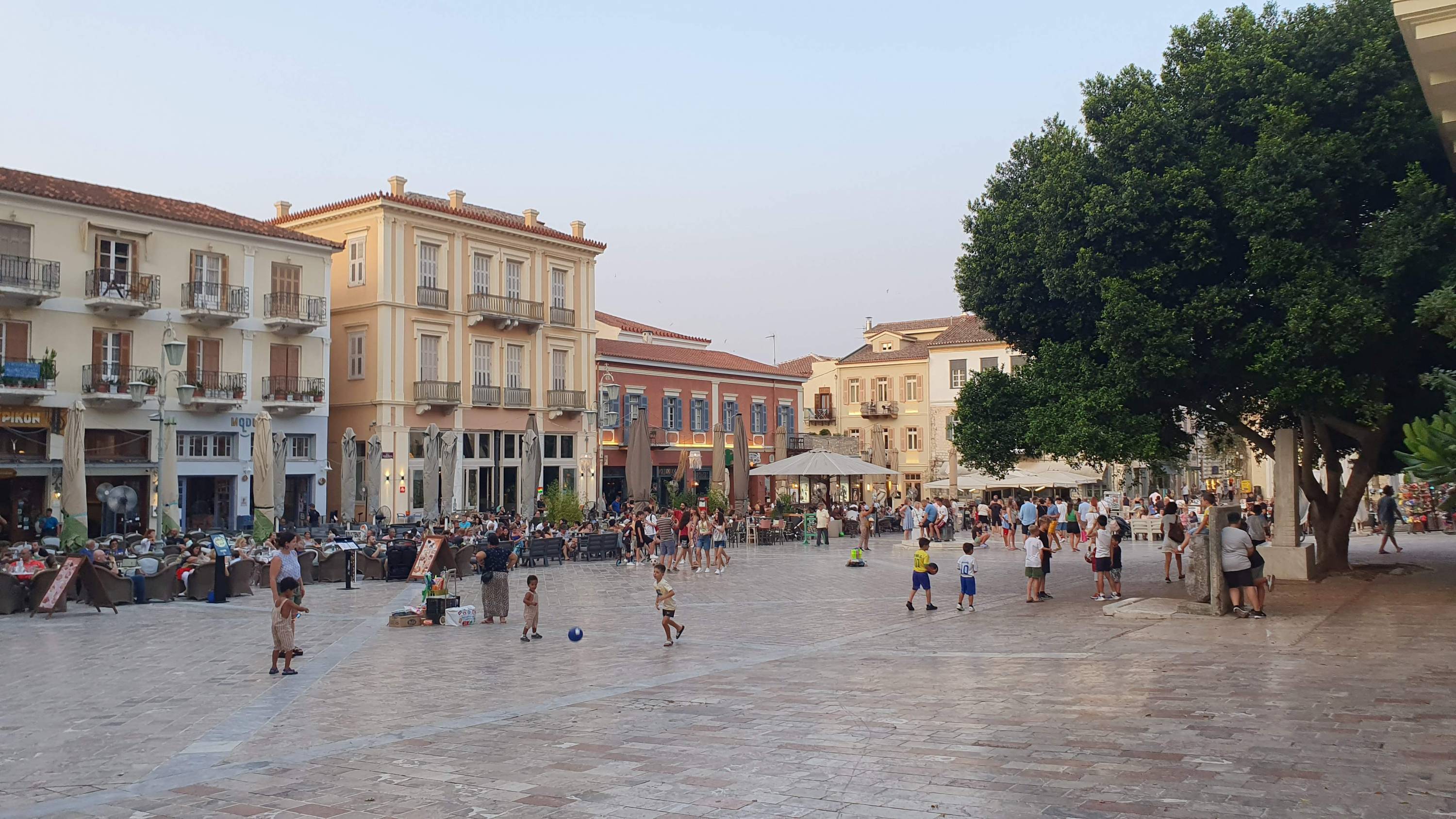 Nafplion - einst Hauptstadt des jungen Staates Griechenland - ist von vielerlei Einflüssen geprägt. Die wuselige Altstadt besticht mit aufgeräumter Sauberkeit, mediterranem Flair und weiten Plätzen.