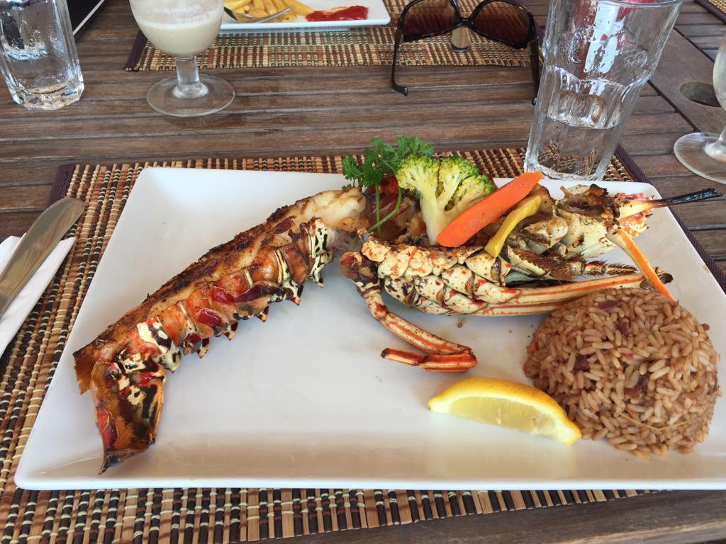 Gegrillter Lobster angerichtet auf einem Teller mit Beilagen