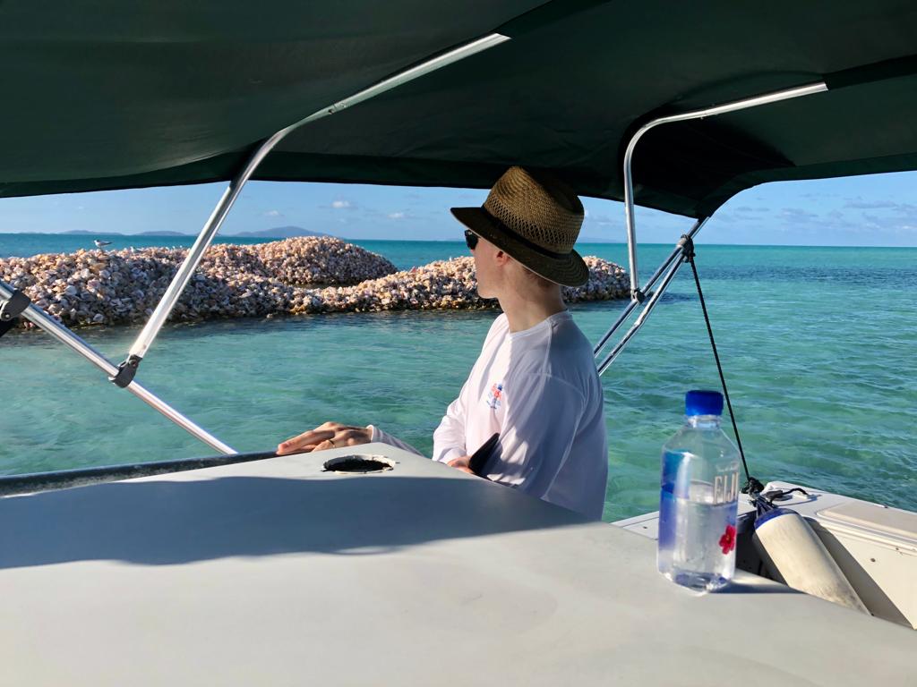 Frau an Bord eine Bootes vor den Conch-Walls in den BVI