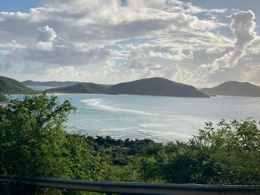 Blick über eine Bucht in den British Virgin Islands