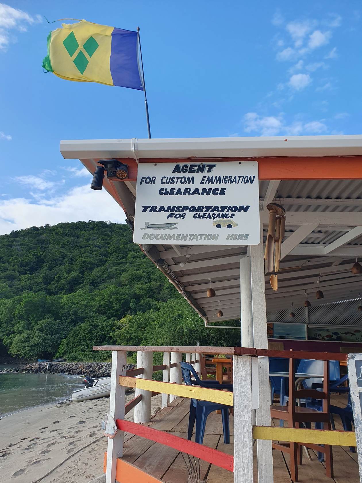 Hinweisschild auf ein Clearance Office in der Karibik