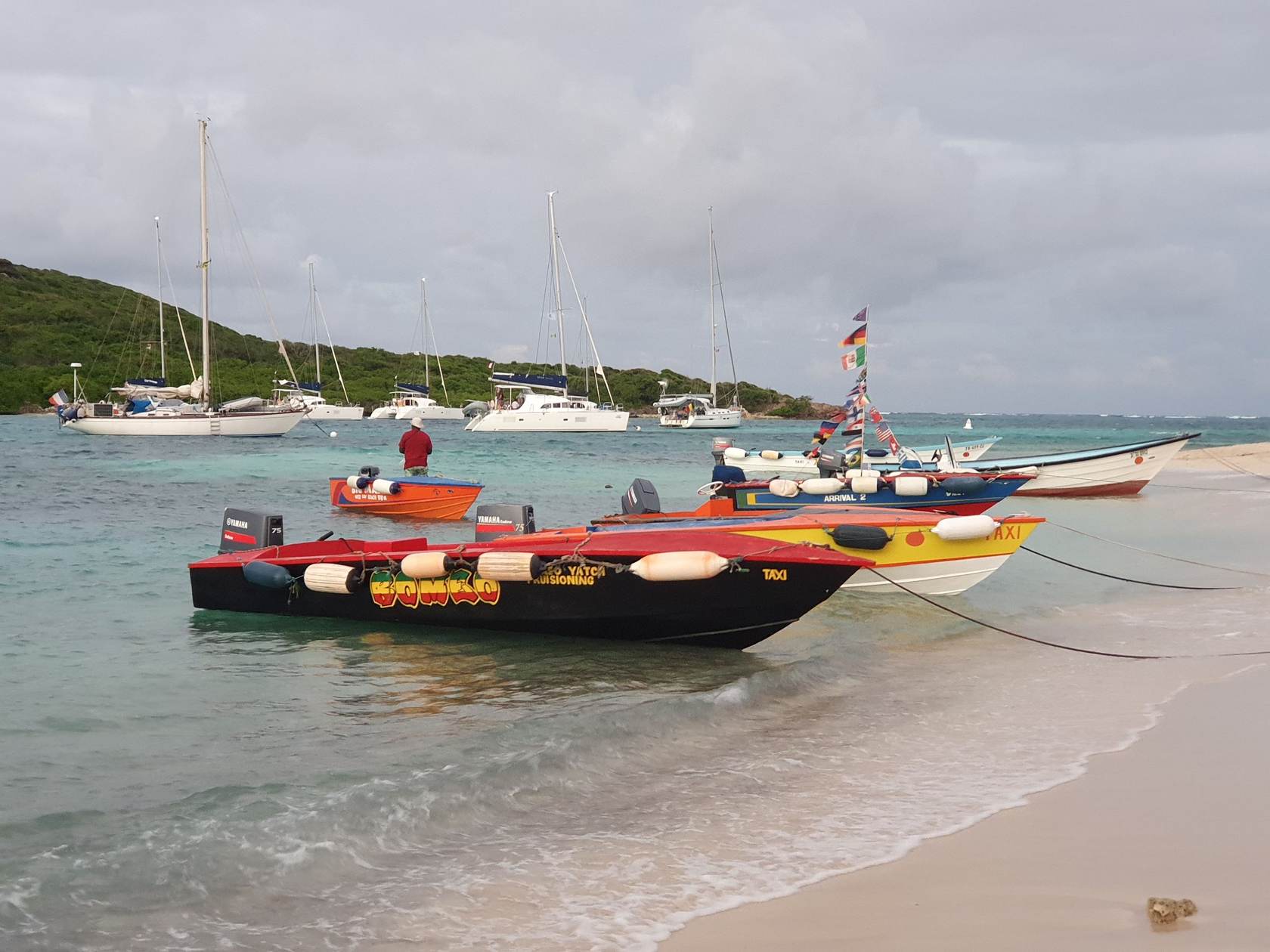 Bunte Speedboote am Strand liegend