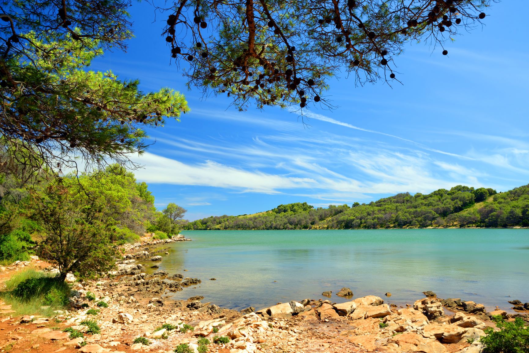 Bucht mit türkisblauem Wasser in Kornati Nationalpark