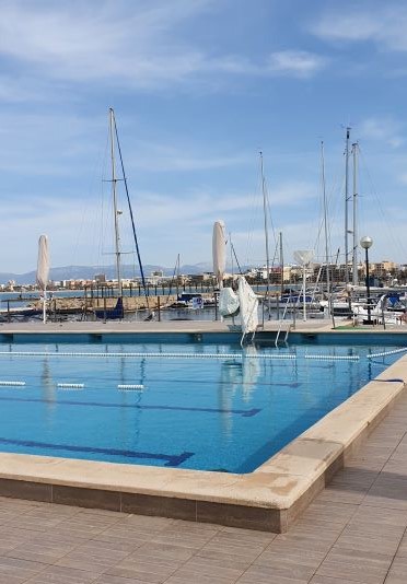 Swimmingpool im Club Náutic Arenal auf Mallorca.