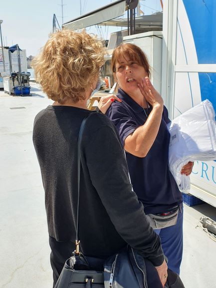 Zwei Frauen von Cruesa im Yachthafen von Palma.