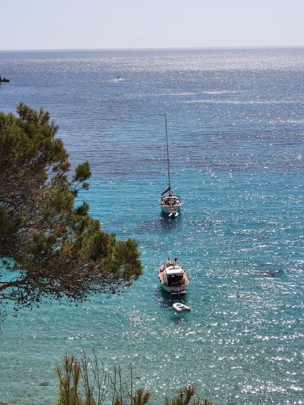 Wunderschöne Ankerbucht mit türkisblauem Wasser im Südwesten von Mallorca.