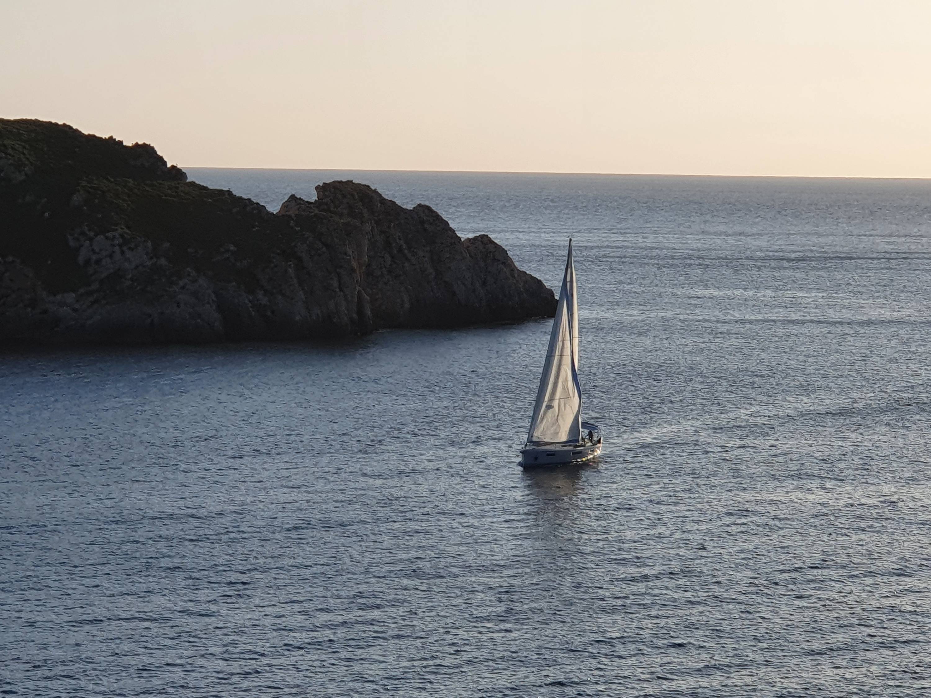 Segelschiff in Abendstimmung in der Bucht von Santa Ponsa auf Mallorca