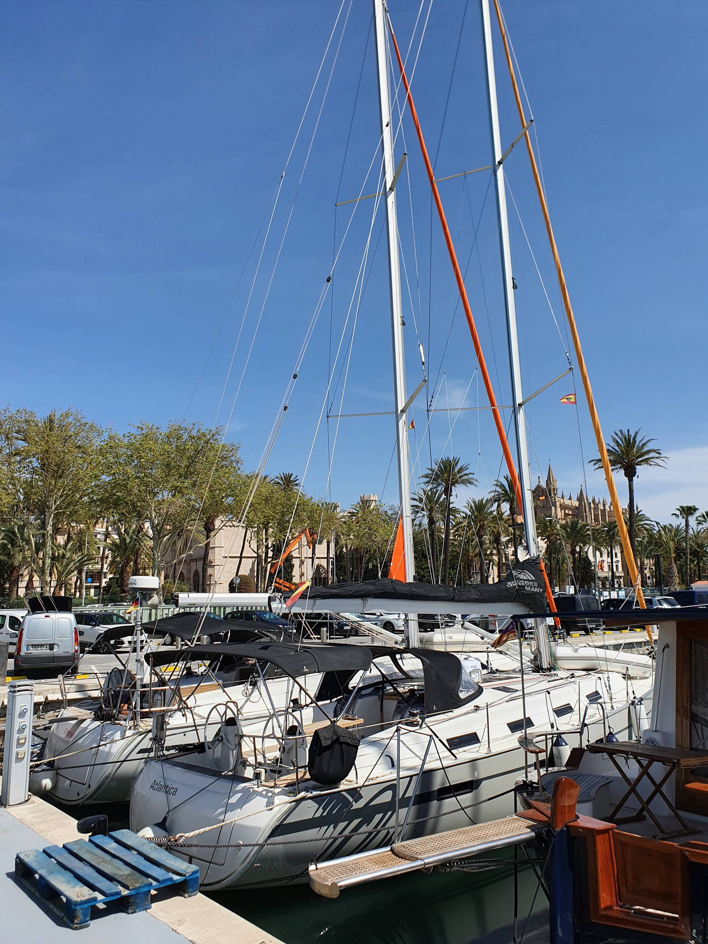 Charteryacht im Hafen von Palma de Mallorca - Marina La Lonja.