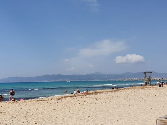Weißer Strand und blauer Himmel in der Playa de Palma auf Mallorca.