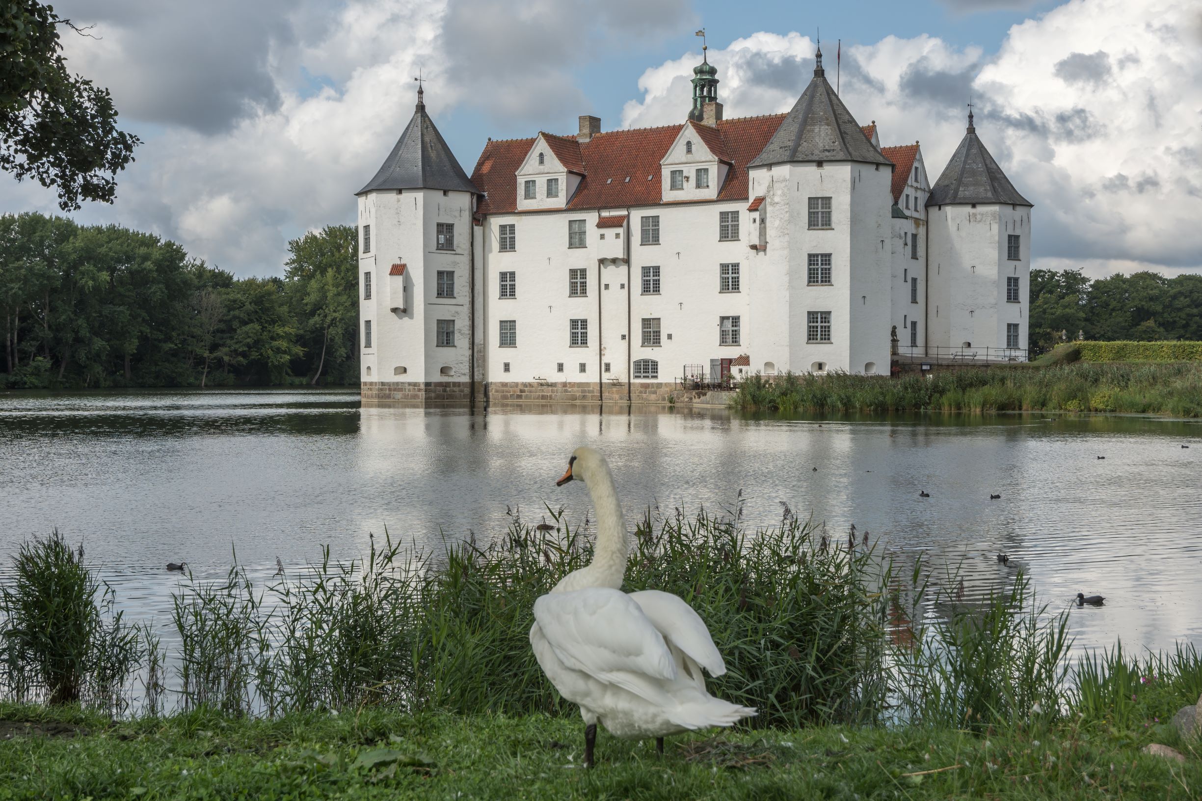 Weltbekannt und wunderschön: Das Wasserschloss in Glücksburg lohnt den Landgang