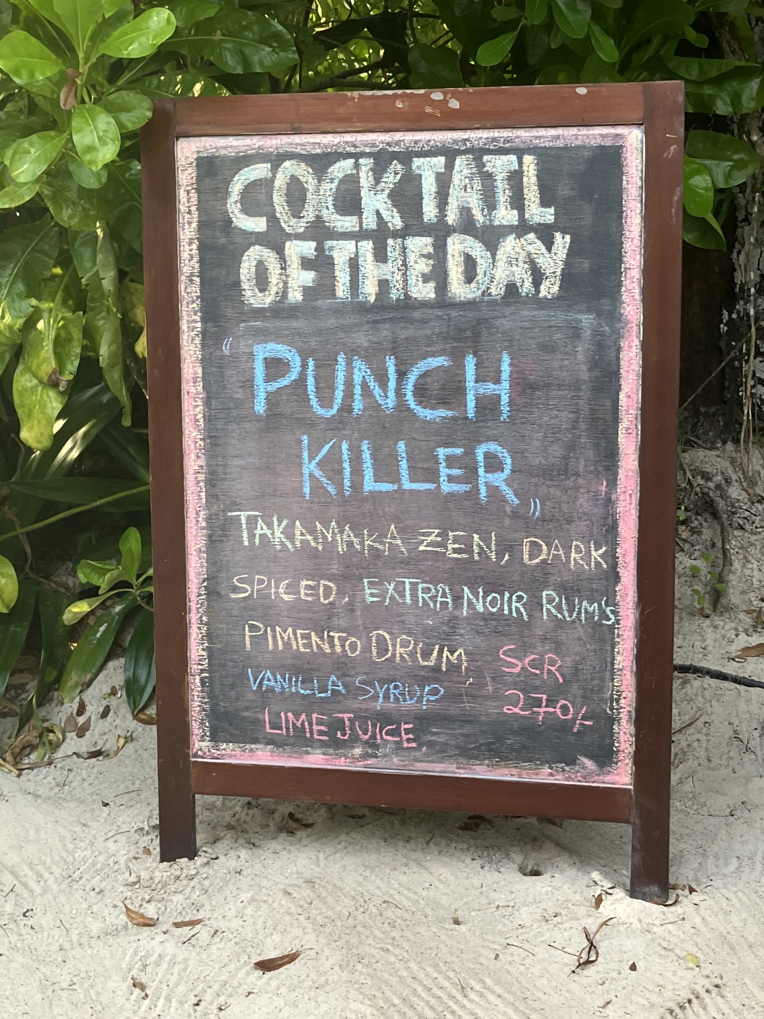 Tafel mit der Aufschreift Cocktail of the day: Punch Killer und den Inhalten des Getränks