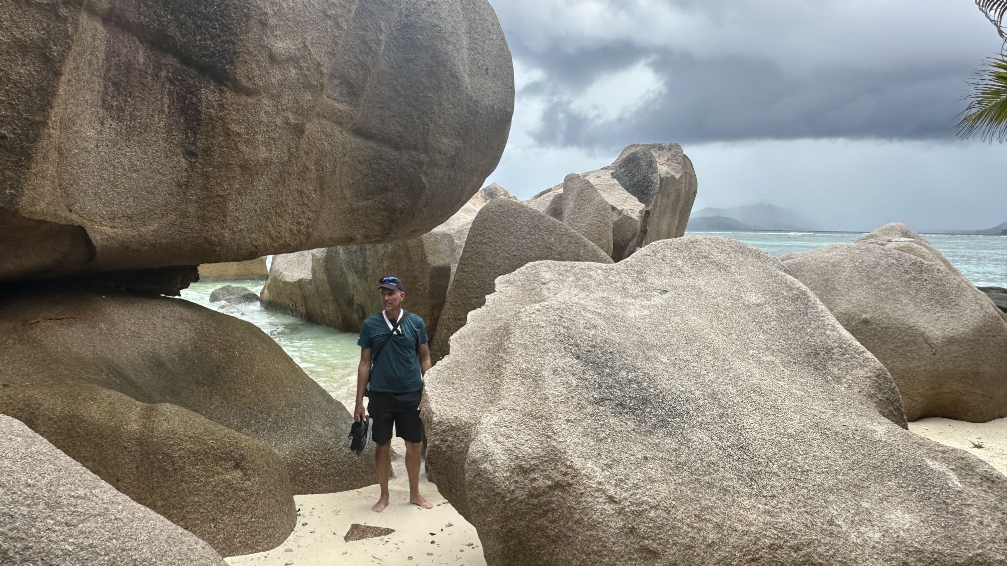 Riesige, glatt geschliffene Felsen, wie sie für die Seychellen typisch sind.