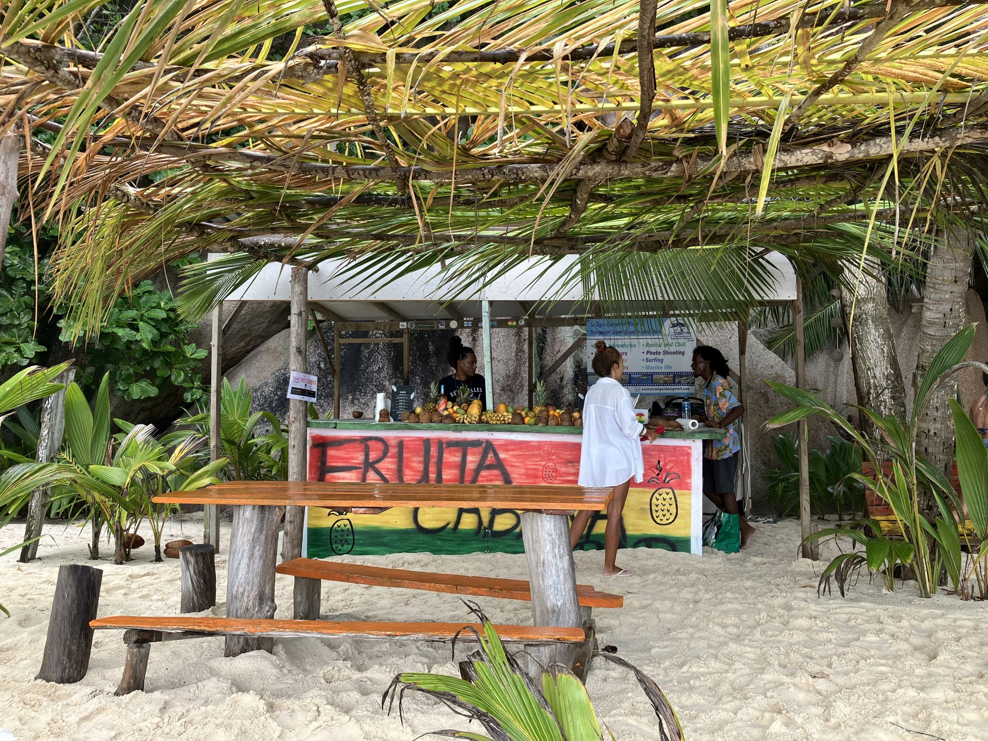 Bunte Strandbar in der Anse Source d´Argent (Seychellen)