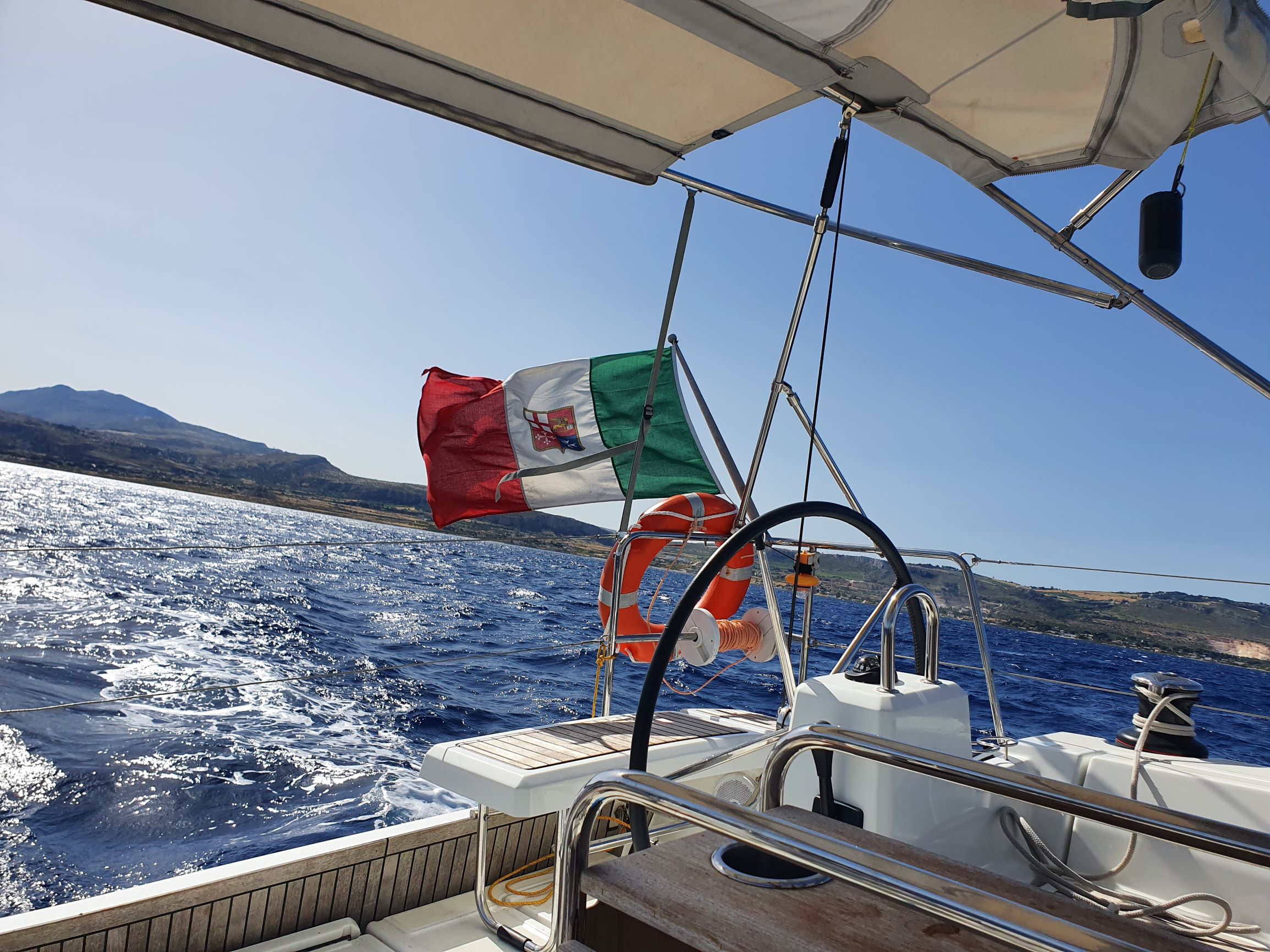 Italienische Flagge am Heck eines Segelschiffes in Fahrt