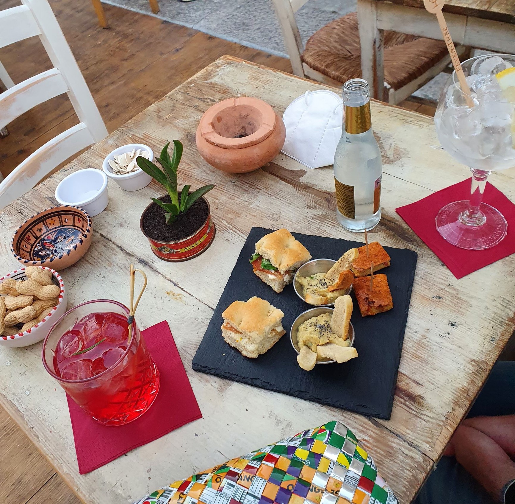Cocktails und Vorspeisen auf einem Holztisch.
