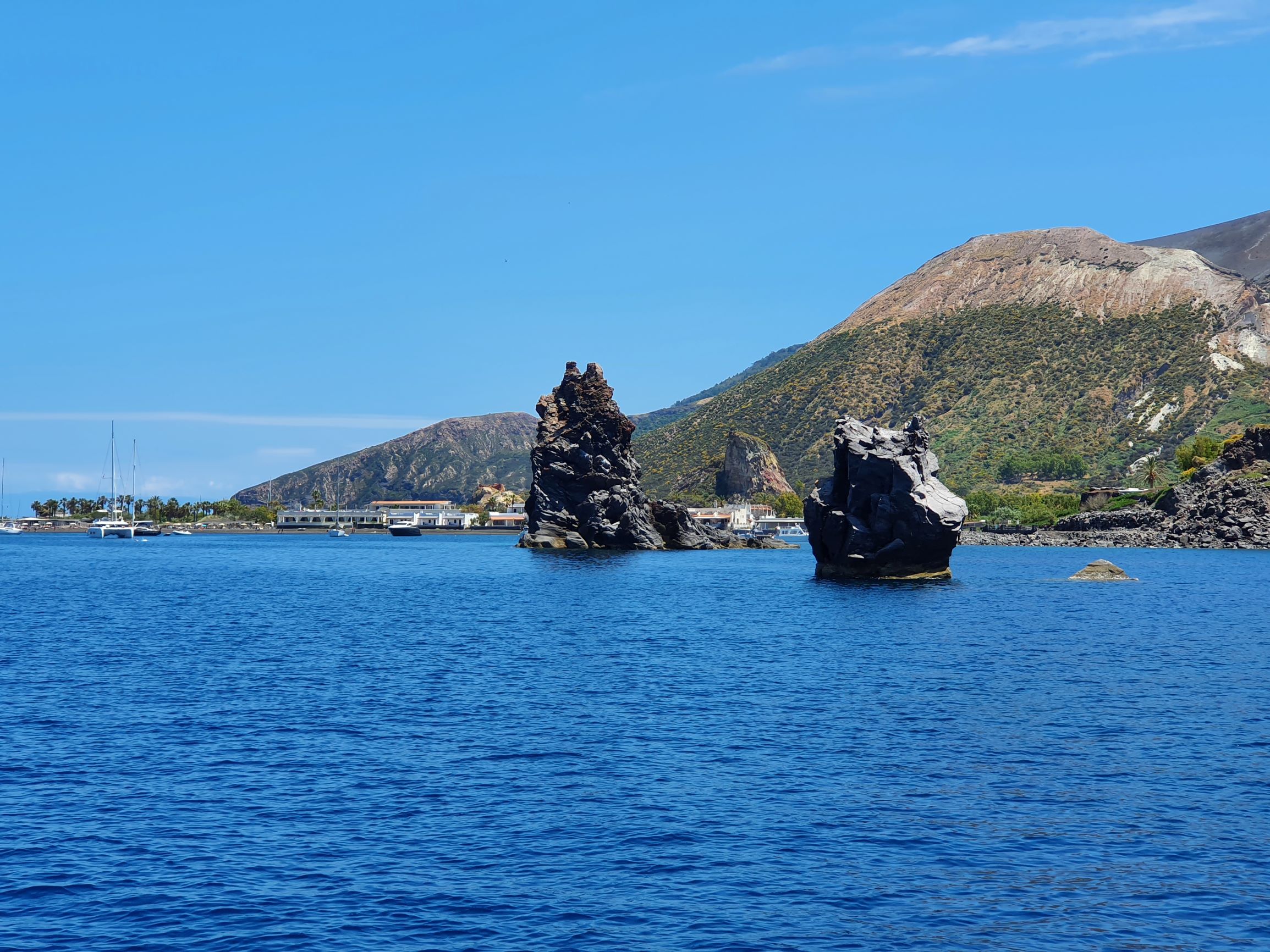 Felsen aus Lavagestein in einer Bucht vor dem Vulkan auf Vulcano.
